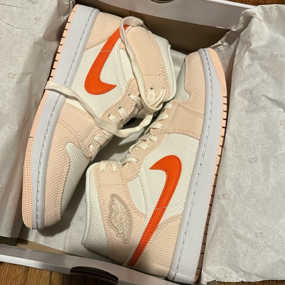 New in box women’s Jordan mid